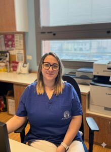 Addetta Al Front Office . Segreteria, dell'Ambulatorio Arcobaleno di Imola, davanti al computer